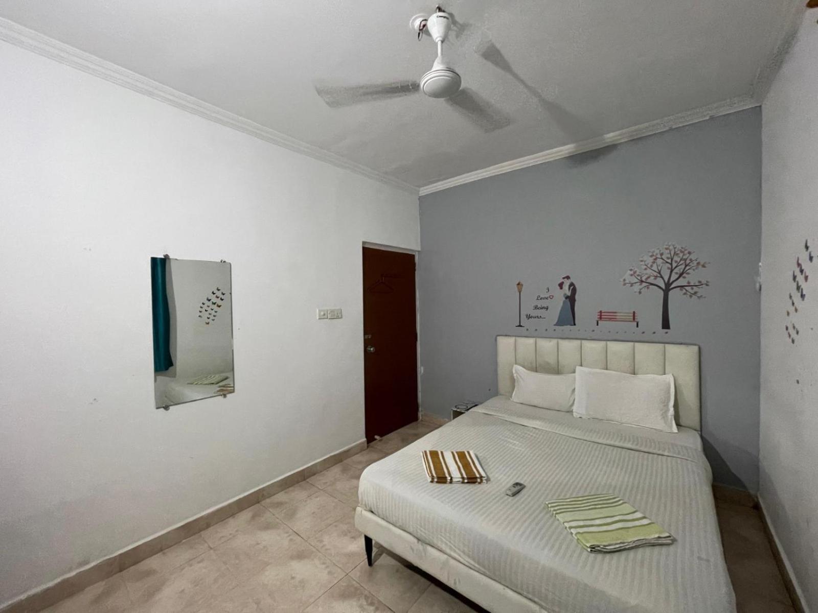 Ronne'S Little Baga Service Apartments Esterno foto